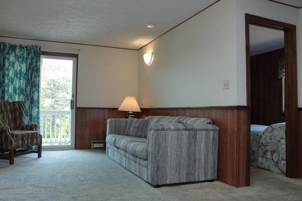 The Villager Motel photo 24