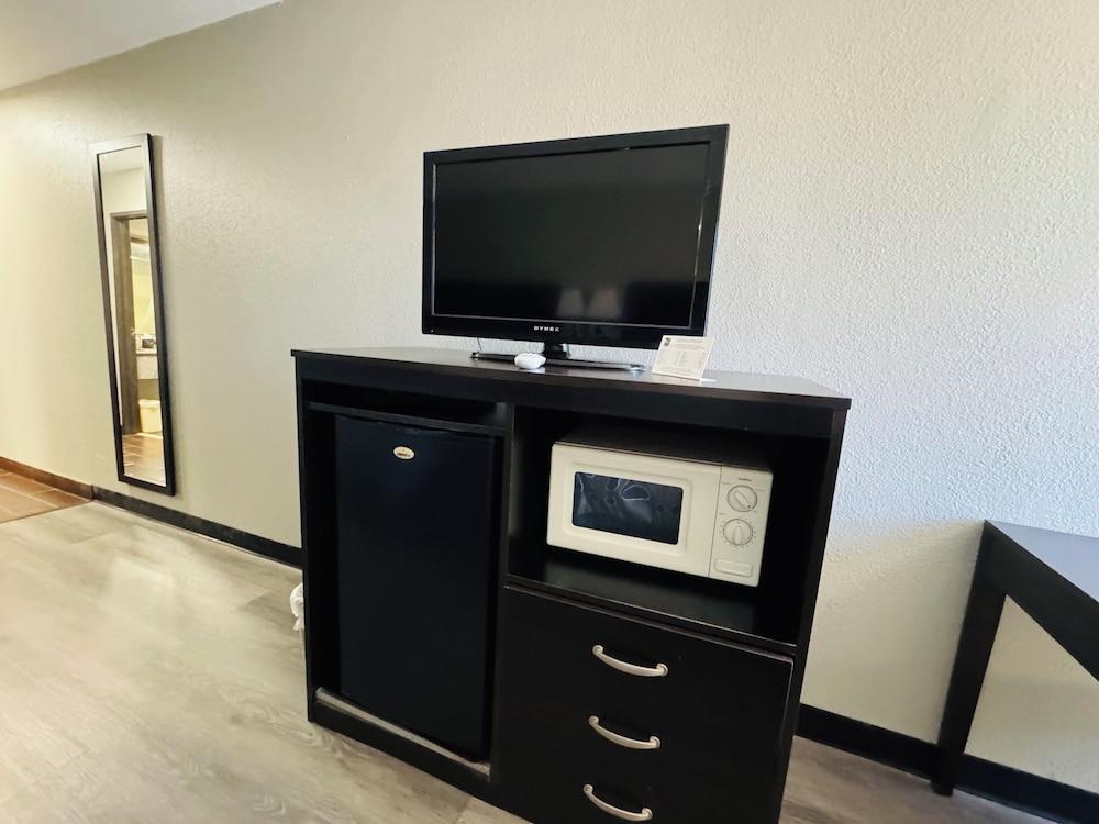 Econo Lodge Inn & Suites Centerville photo 9