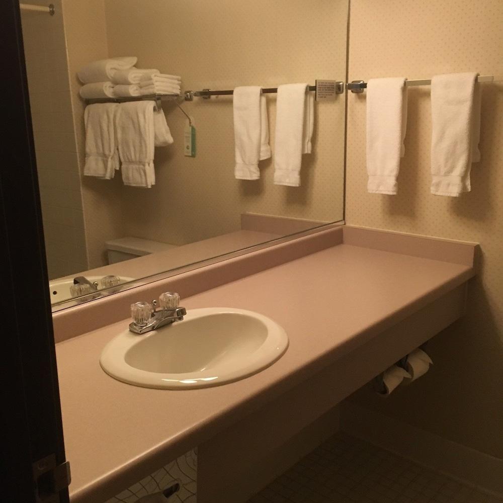 Shawano Four Seasons Hotel photo 17