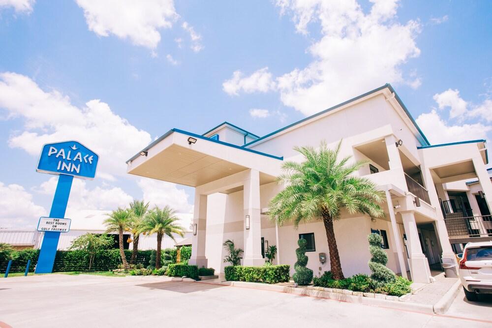 Palace Inn Blue I-45 & College Ave photo 31