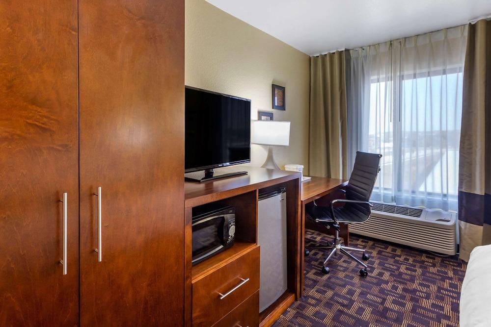 Comfort Inn & Suites North Aurora - Naperville photo 3