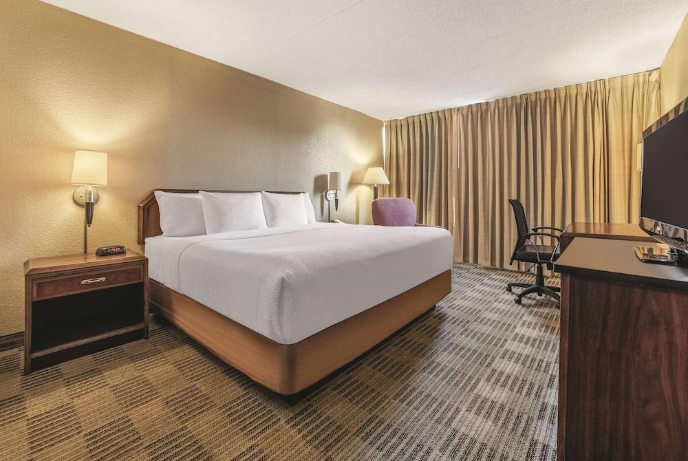 Ramada by Wyndham Fairfield NJ photo 8