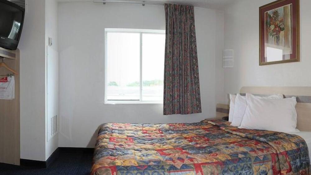 Econo Lodge Morristown West photo 9