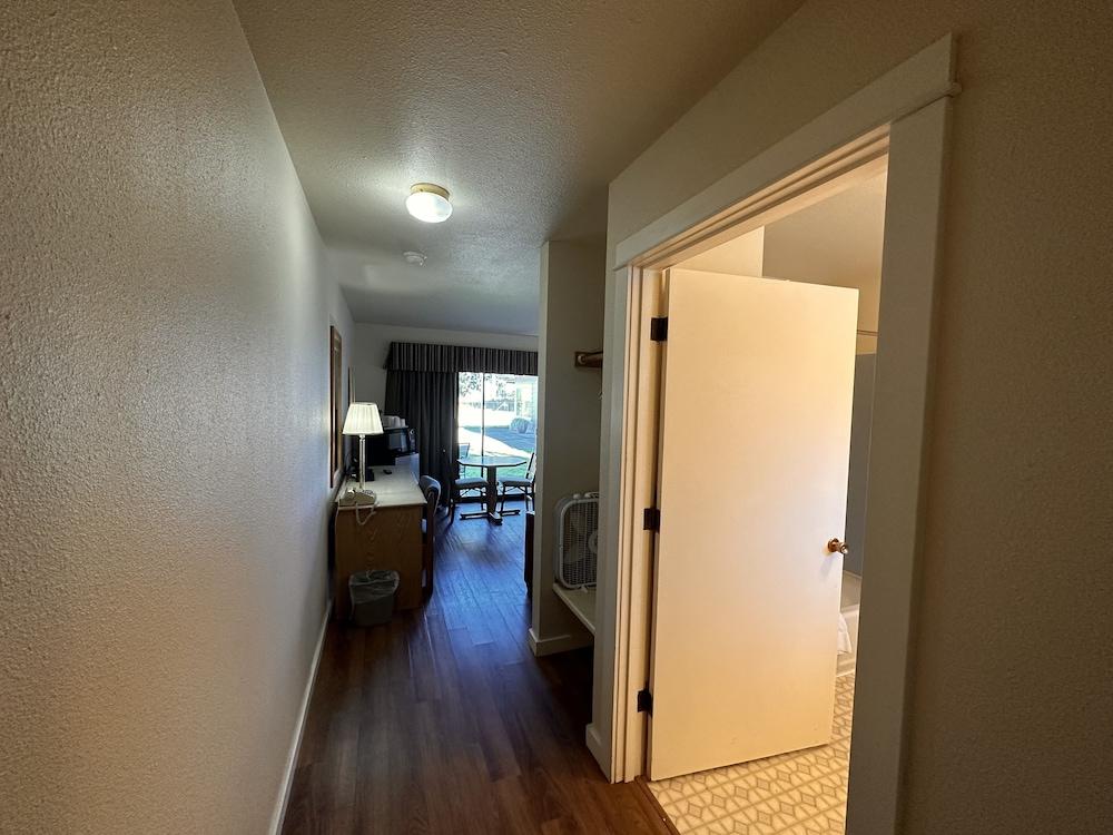 Astoria Crest Motel photo 41