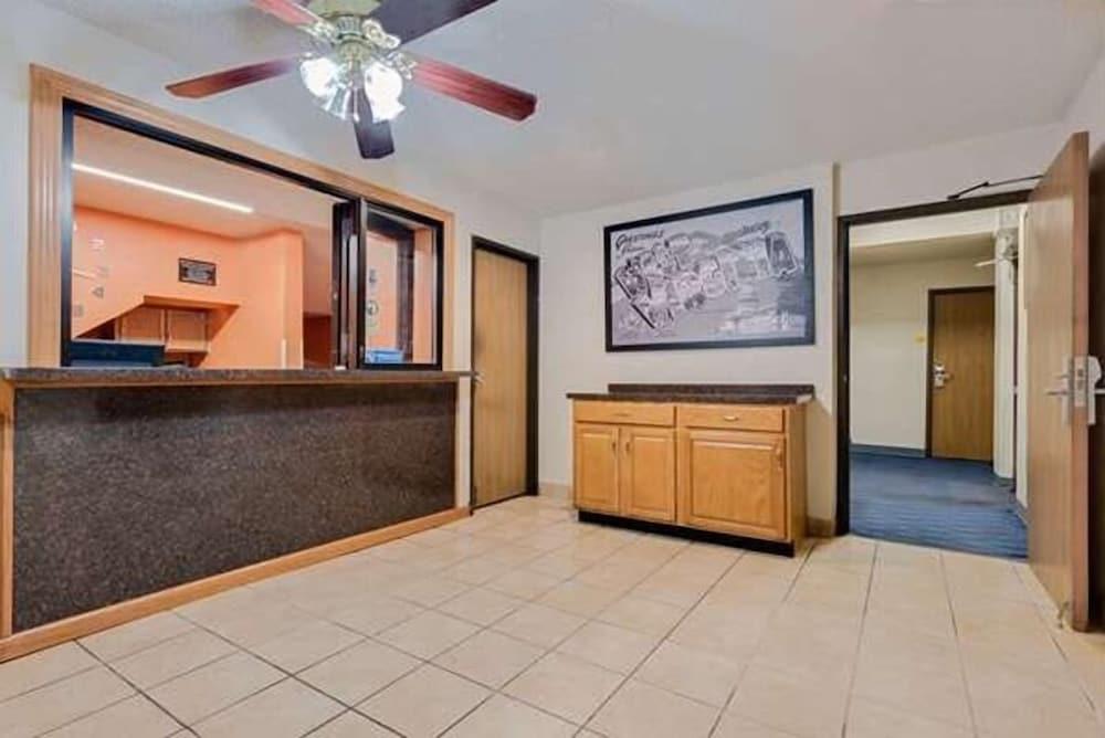 Hillside Inn & Suite photo 9