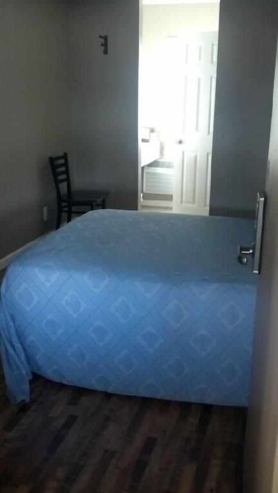 Edmond's Au Gres Inn photo 6