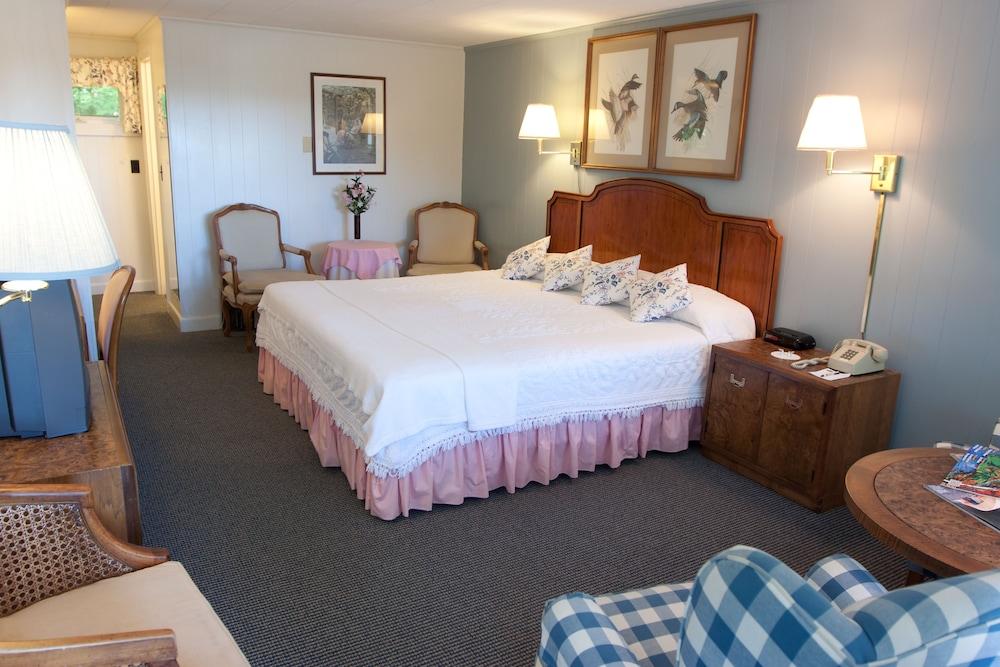 Mount Battie Inn photo 68