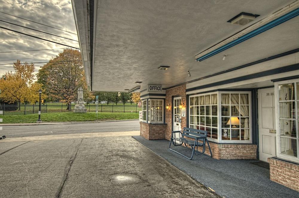 Budget Host Three Crowns Motor Lodge photo 42