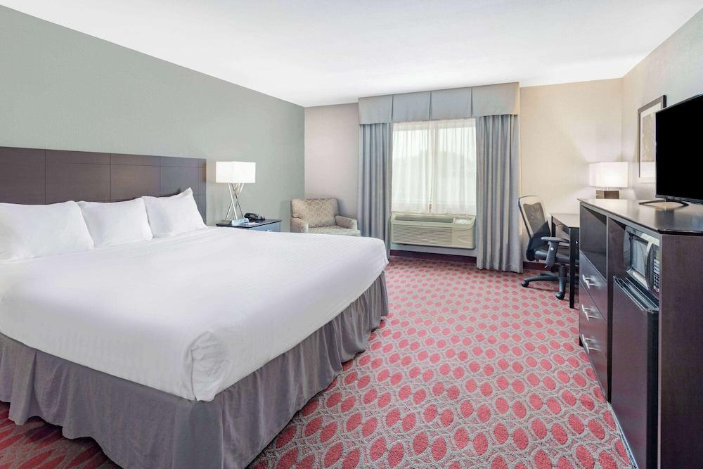 Baymont by Wyndham Brooklyn Center photo 16