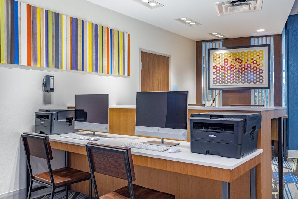 Holiday Inn Express & Suites Elkhart North by IHG photo 10