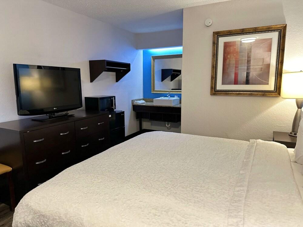 American Inn and Suites Bishop photo 9