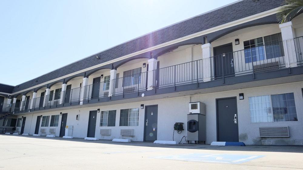 Value Inn Bellflower photo 9