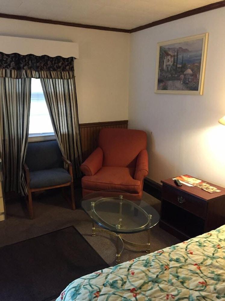 Tompkin's Motel photo 3