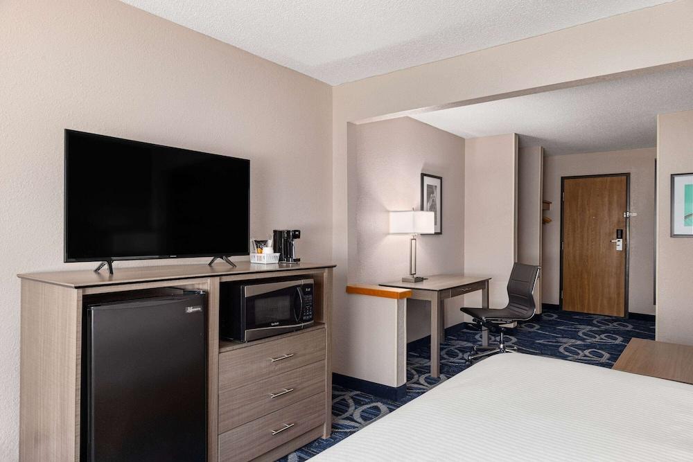 Baymont by Wyndham Waterloo photo 16