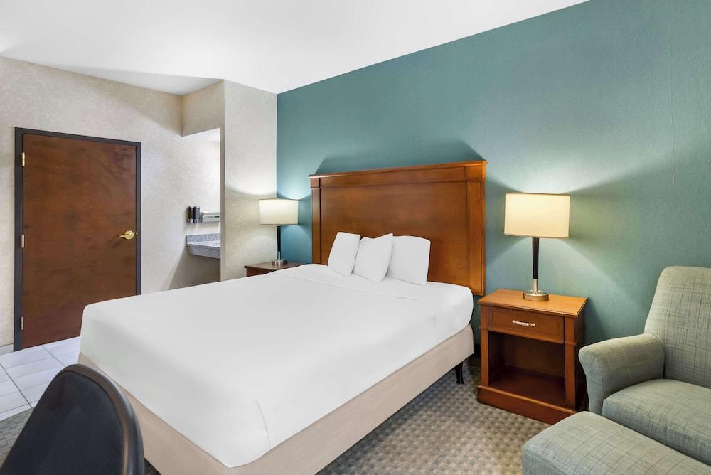 Sonesta Essential Houston Hobby Airport photo 11