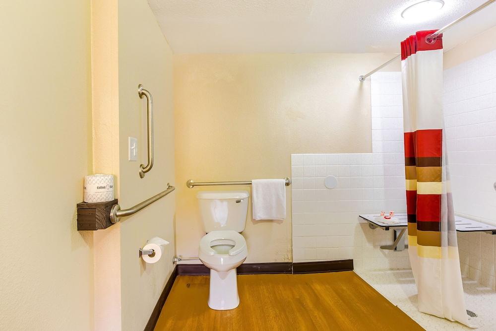 Americas Best Value Inn Moline photo 14
