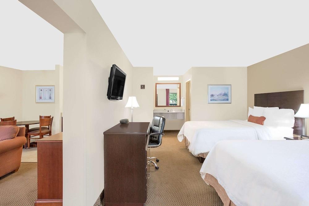 Baymont by Wyndham Greenville photo 11