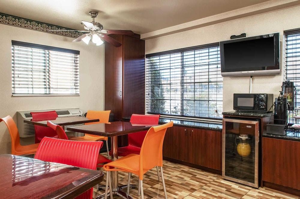 Executive Inn photo 26