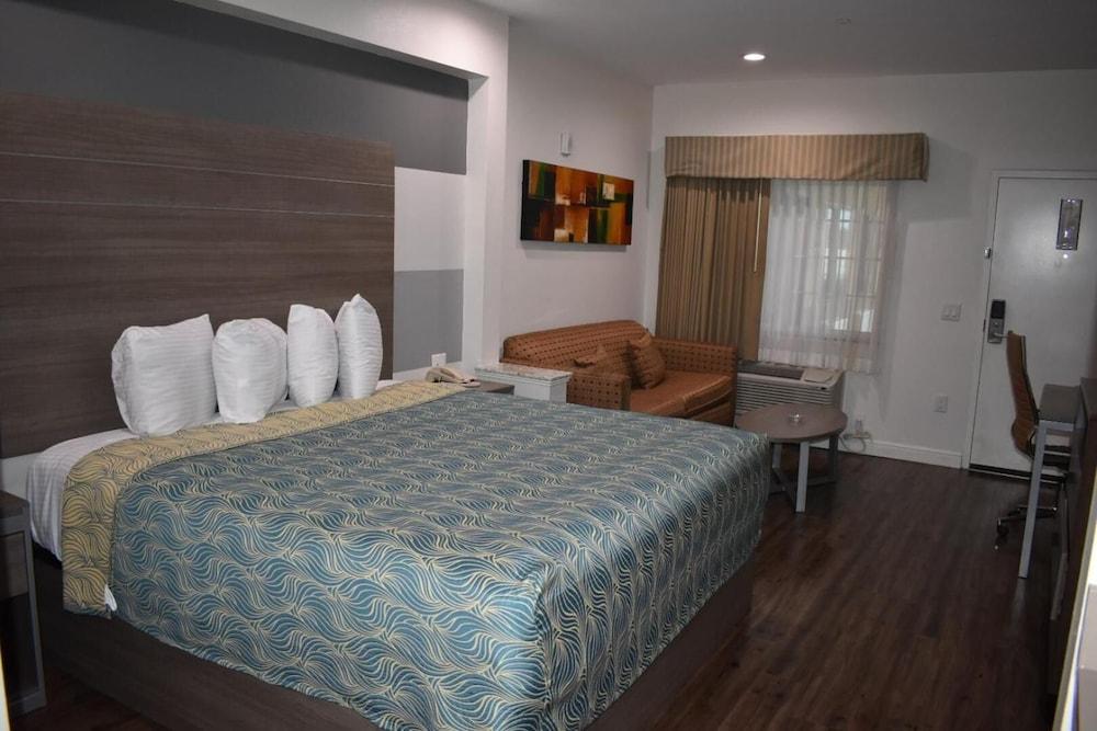 Grand Villa Inn & Suites - Humble photo 2