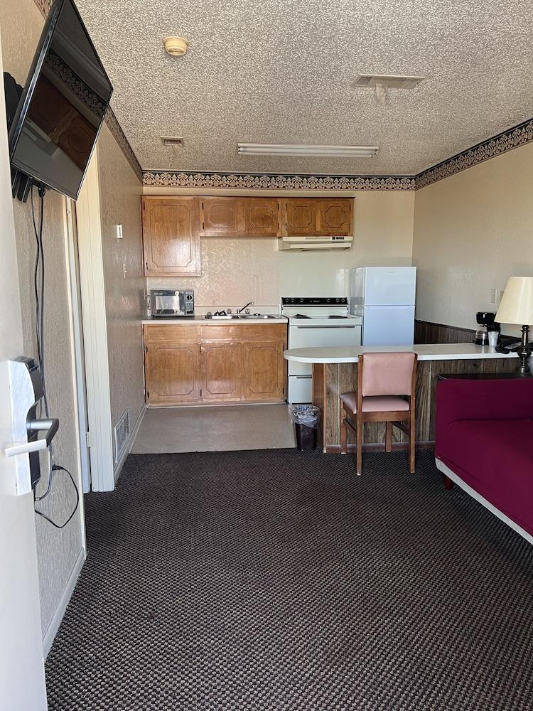 Hallmark Inn and Suites photo 7