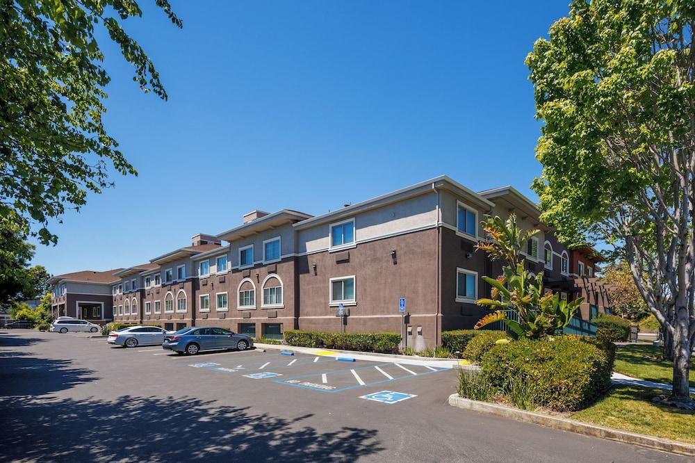 Holiday Inn Express & Suites Mountain View Silicon Valley by IHG photo 41