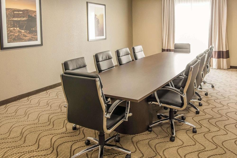 Comfort Suites Dodge City photo 4
