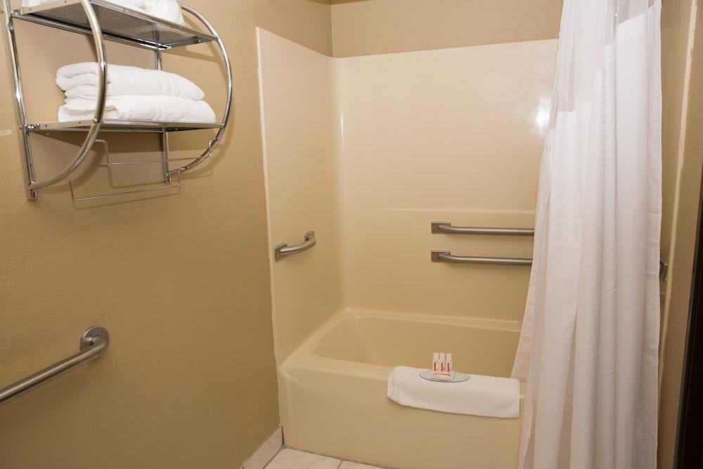 Econo Lodge Canton North photo 2