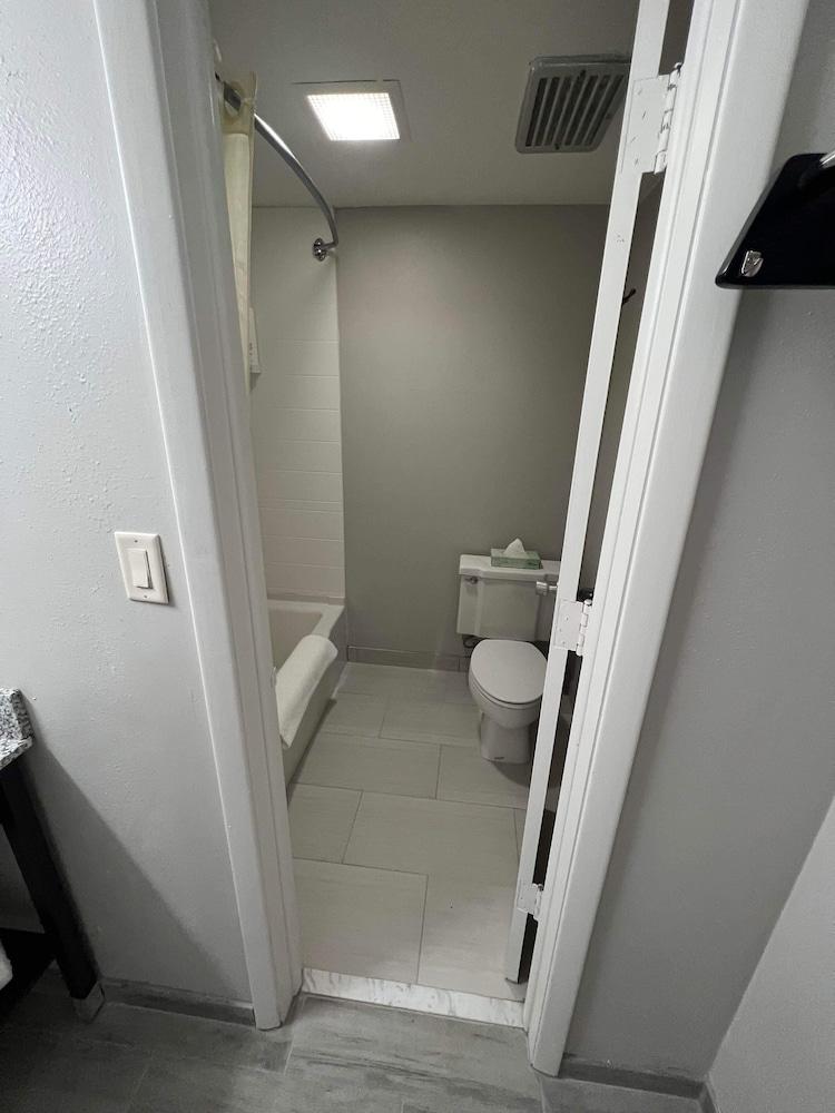 Days Inn by Wyndham Manitowoc photo 13