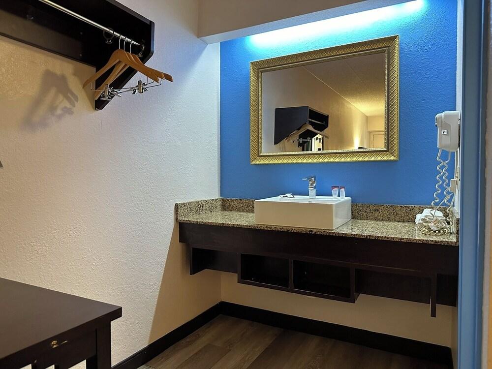 American Inn and Suites Bishop photo 13