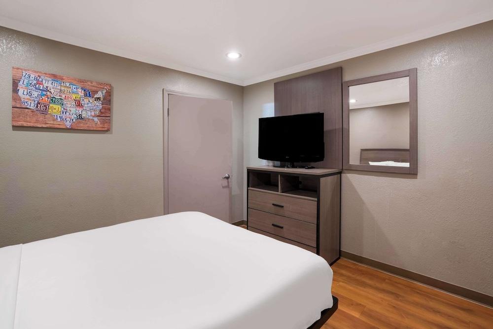 Econo Lodge Vallejo Fairgrounds photo 6