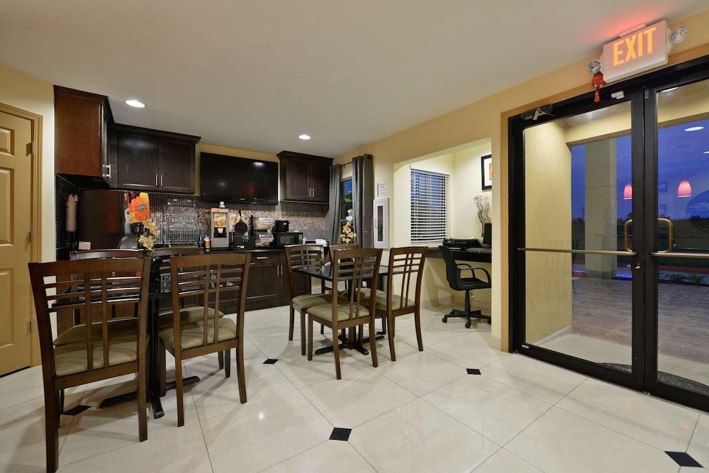Americas Best Value Inn & Suites Lake Charles at I-210 Exit 11 photo 12