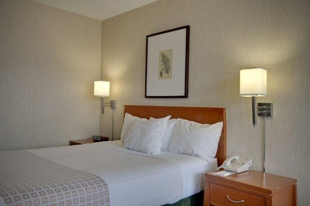 Vagabond Inn Executive Old Town photo 5