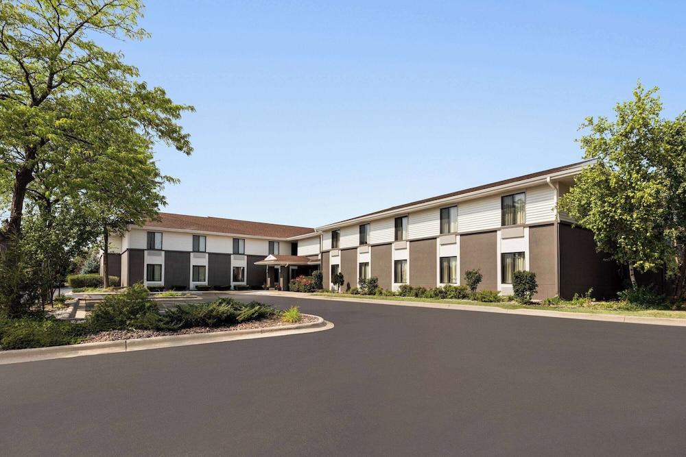 Super 8 by Wyndham Germantown/Milwaukee photo 31