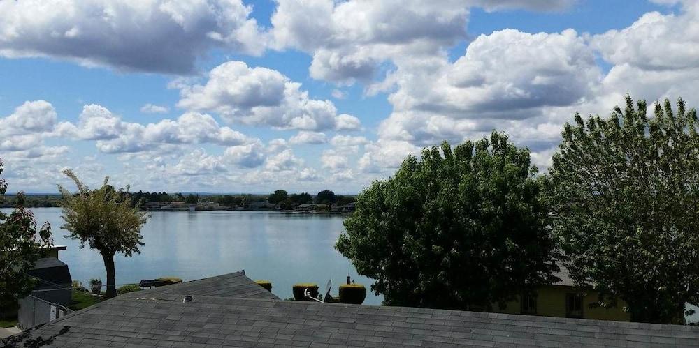 Lakeshore Inn Water Front photo 12