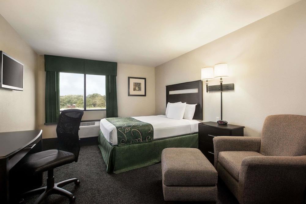 Travelodge by Wyndham Livonia photo 8