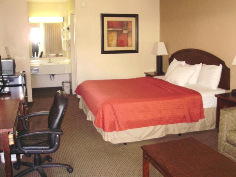 Trade Winds Central Inn photo 13