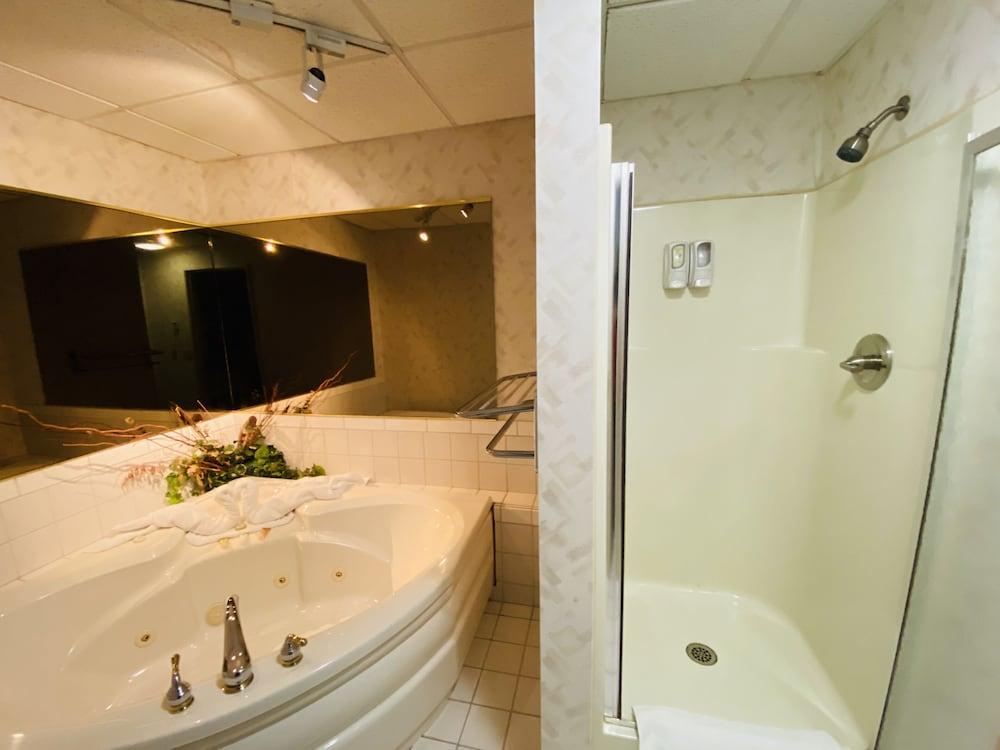 Fleetwood Inn & Suites photo 32