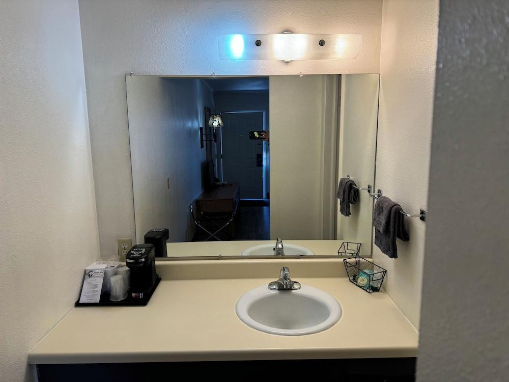 Deer Lodge Motel photo 14