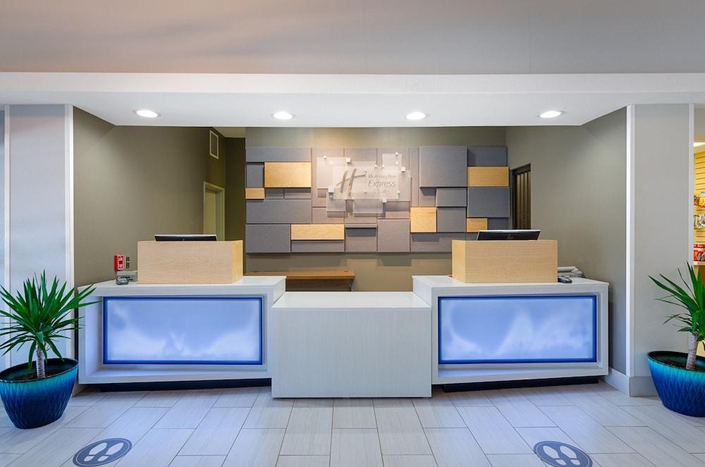 Holiday Inn Express Hotel & Suites Weston by IHG photo 2
