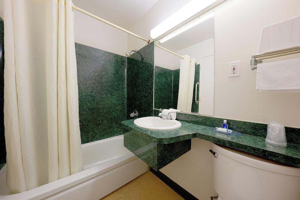 Broadway Inn photo 43