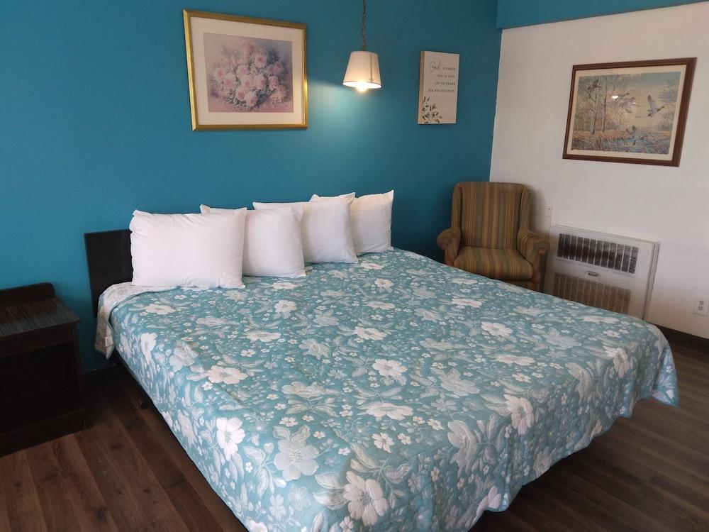 Capri Motel photo 40
