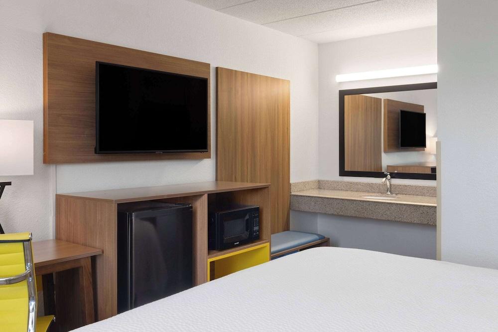 Days Inn & Suites by Wyndham Indianapolis Airport East photo 13