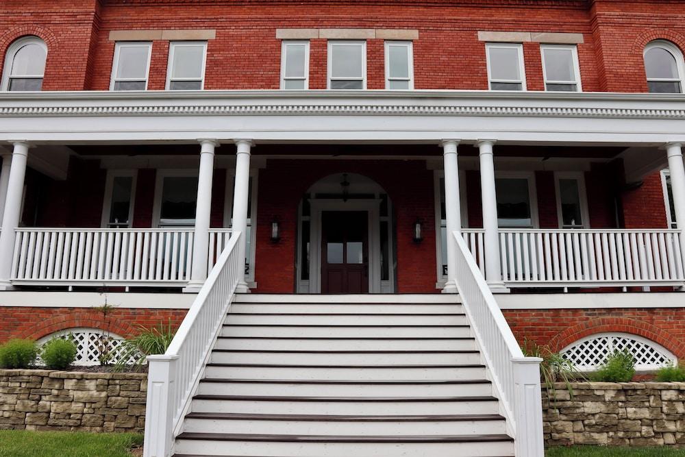 Historic Red Rooster Inn photo 10