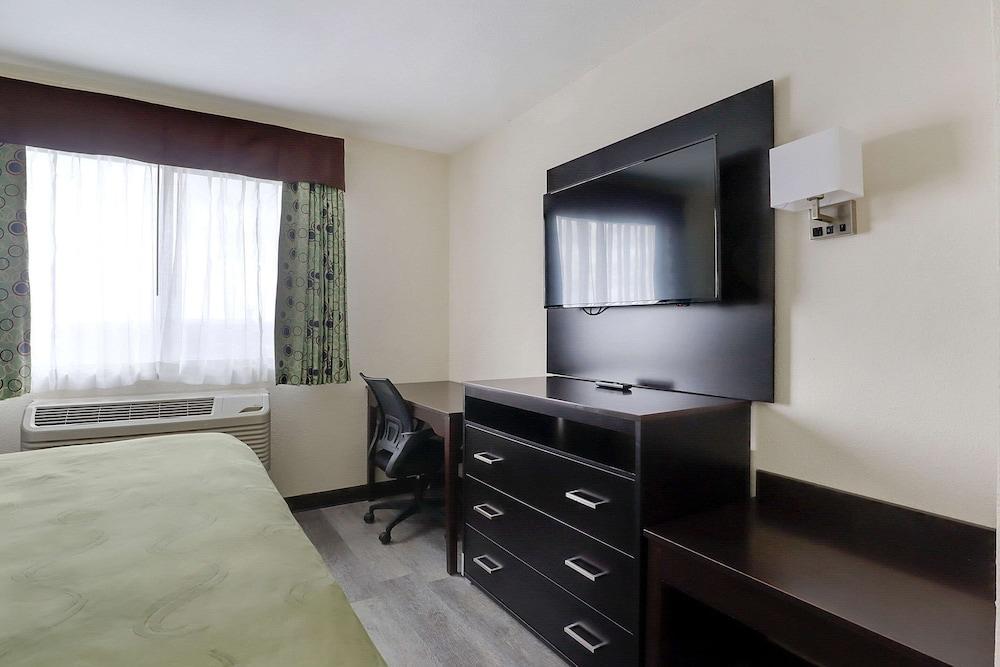 Quality Suites Albuquerque Airport photo 2