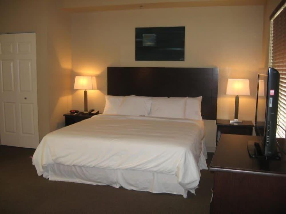 Ambassador Inn & Suites photo 6