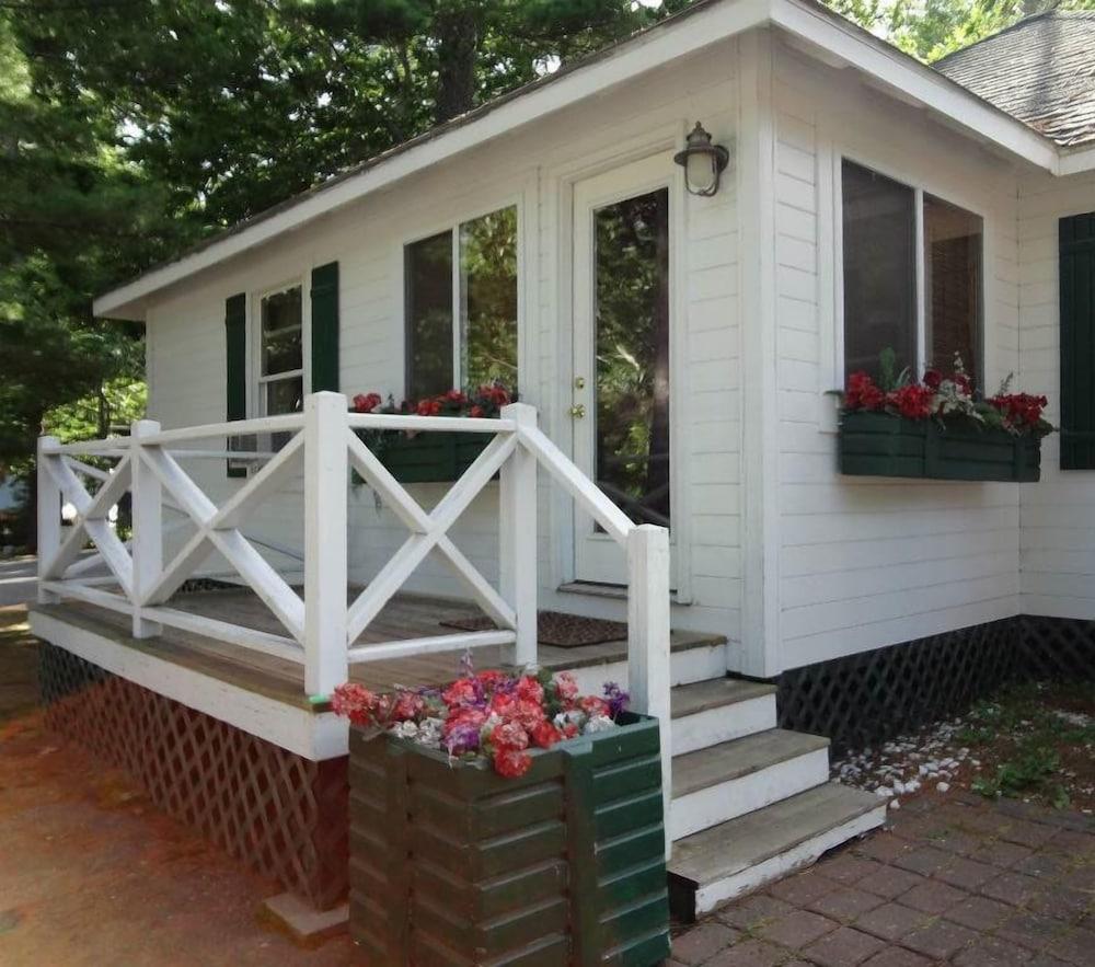 Hinckley's Dreamwood Cottages photo 48
