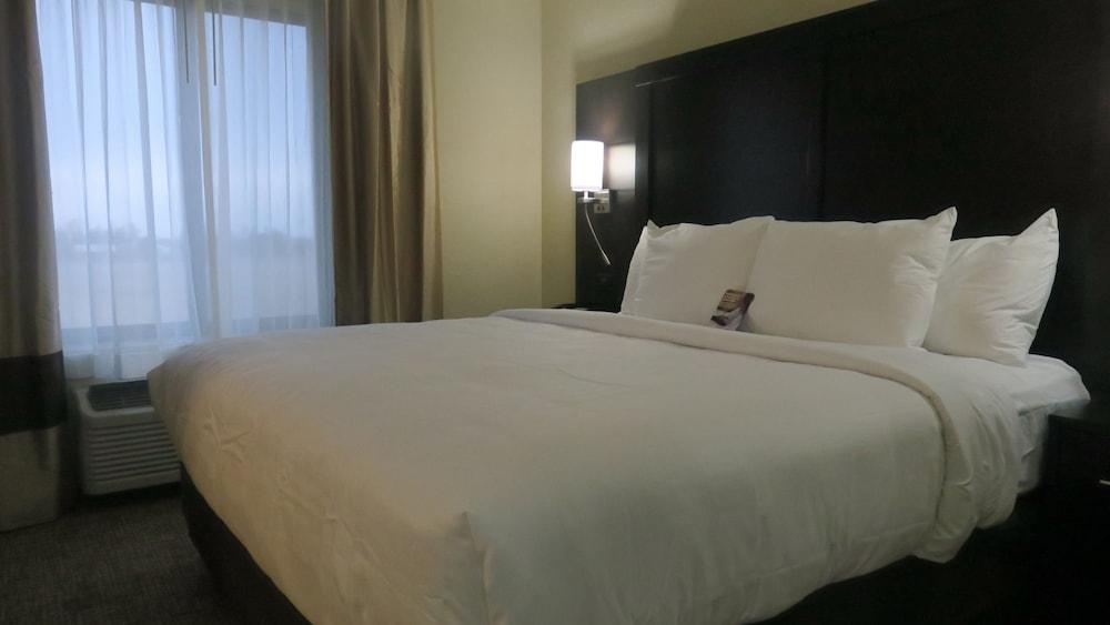 Comfort Inn & Suites Cedar Rapids CID Eastern Iowa Airport photo 11