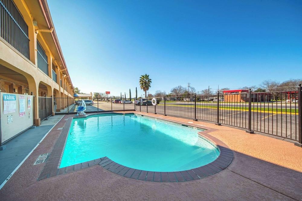 Econo Lodge San Marcos University Area photo 8