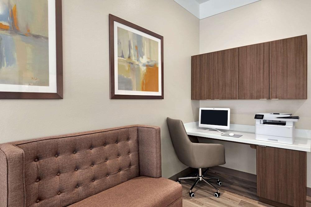 Days Inn & Suites by Wyndham Beaumont West / I-10 & Walden photo 20