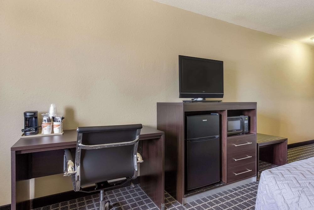 Motel 6 Concordia, MO photo 18